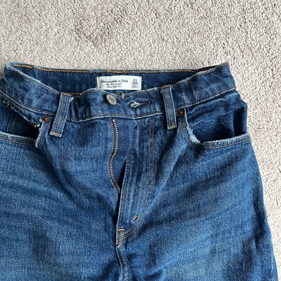 Ultra High Rise 90s Straight Jean in Size 23 - Picture 7 of 12